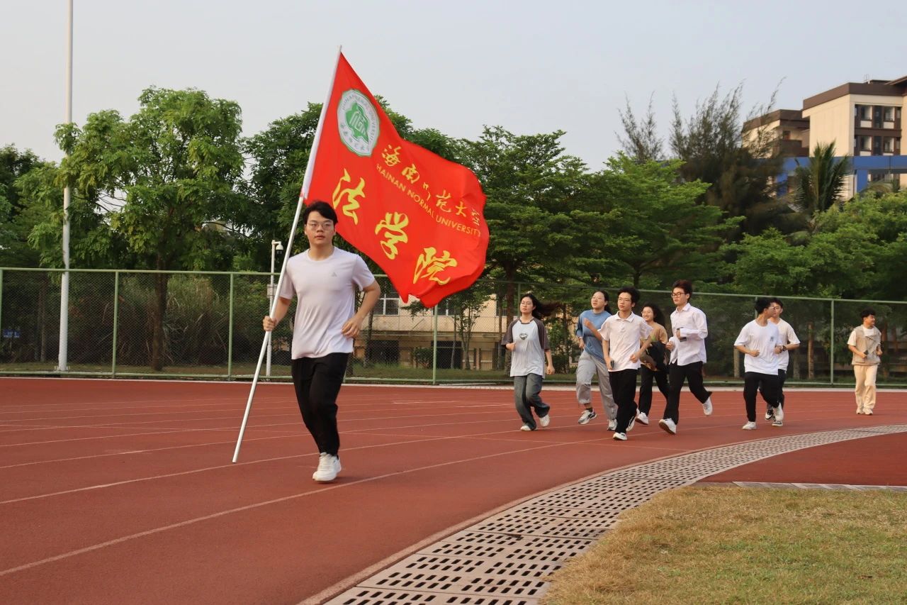 法学院举行以青春之名，扬青春风采——“国旗下的讲话”爱国主义教育活动