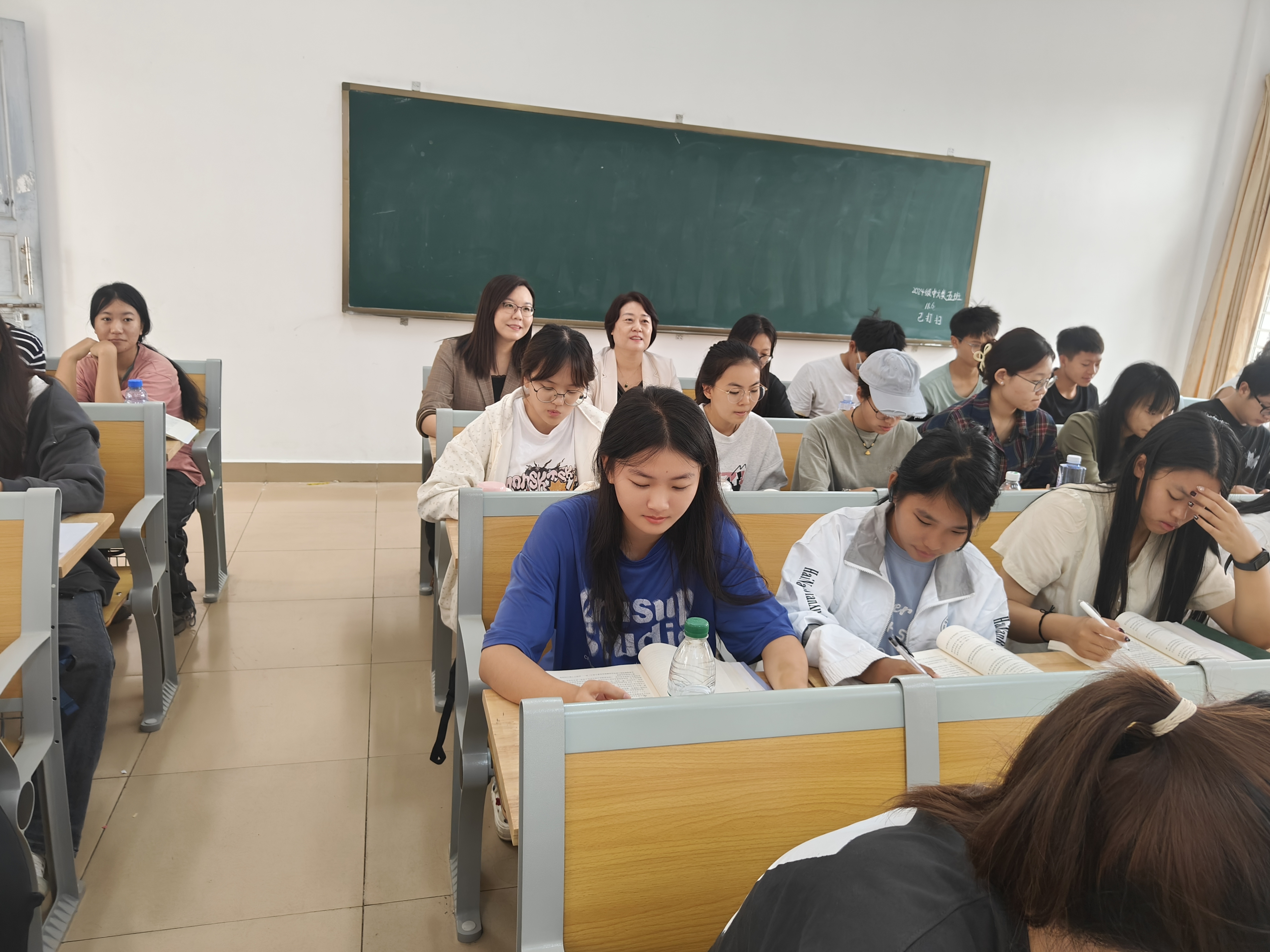 法学院期中教学促进：走进返聘教师课堂，传帮带•促成长