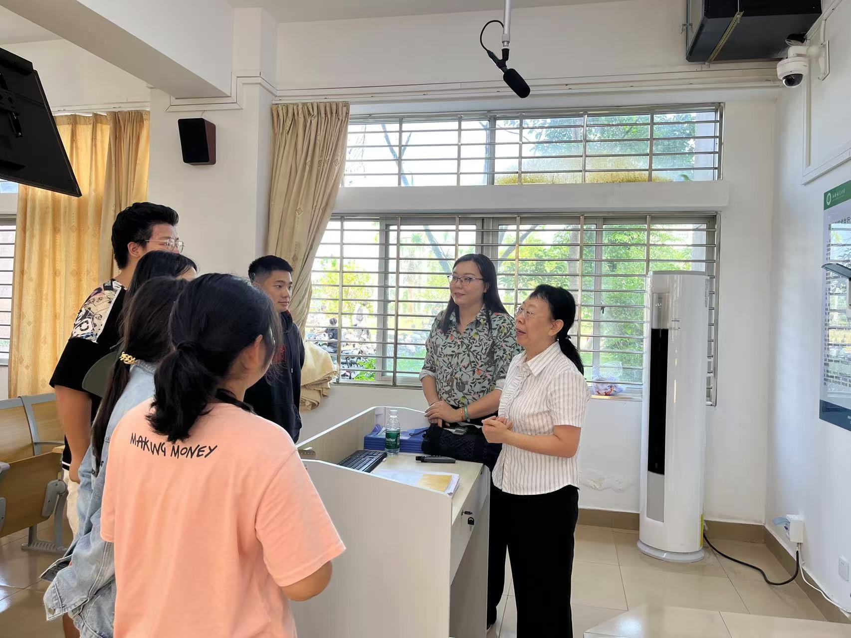 法学院期中教学促进：走进返聘教师课堂，传帮带•促成长