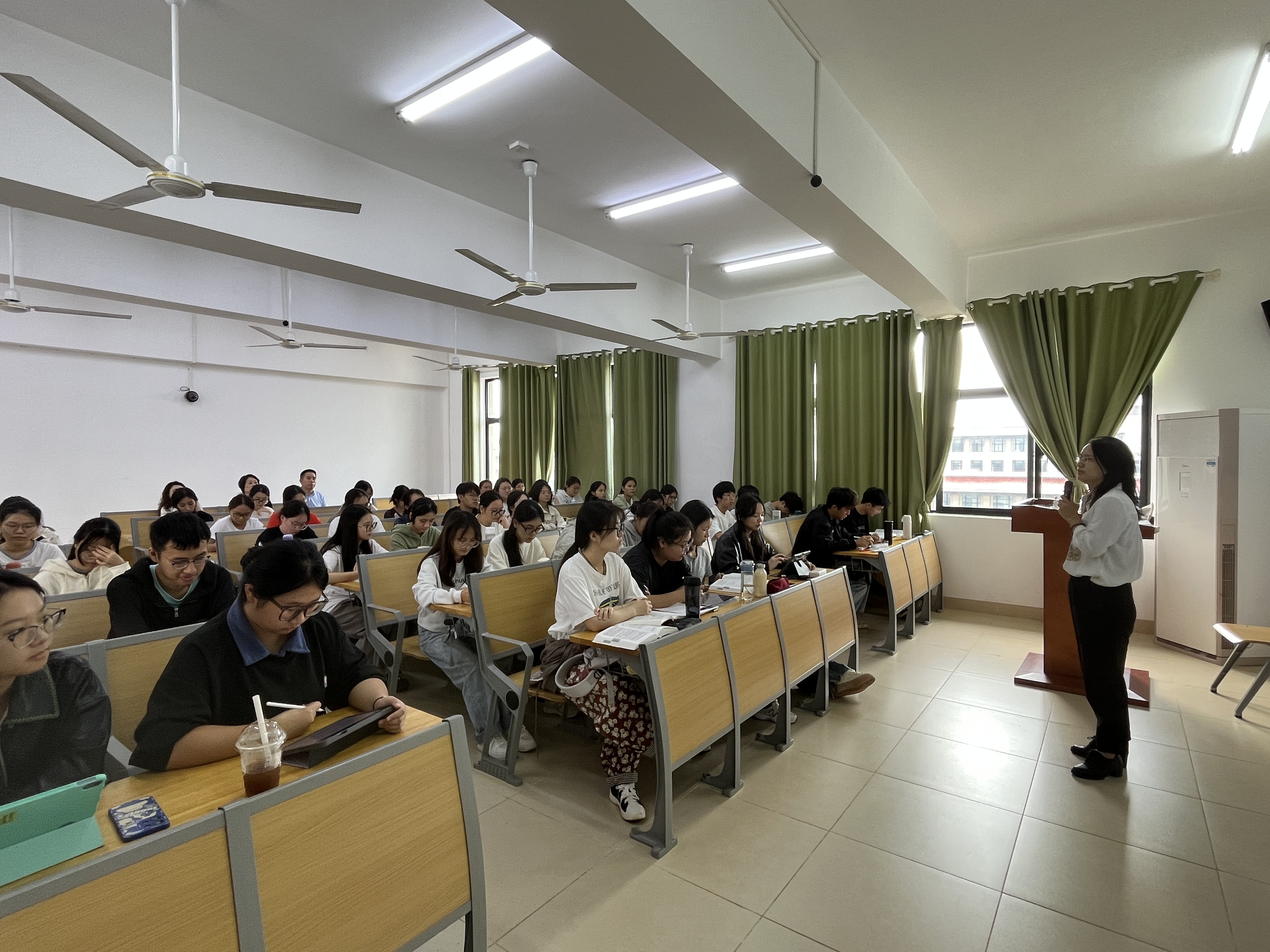 张霞院长特邀行业导师观摩法学院公开课课堂