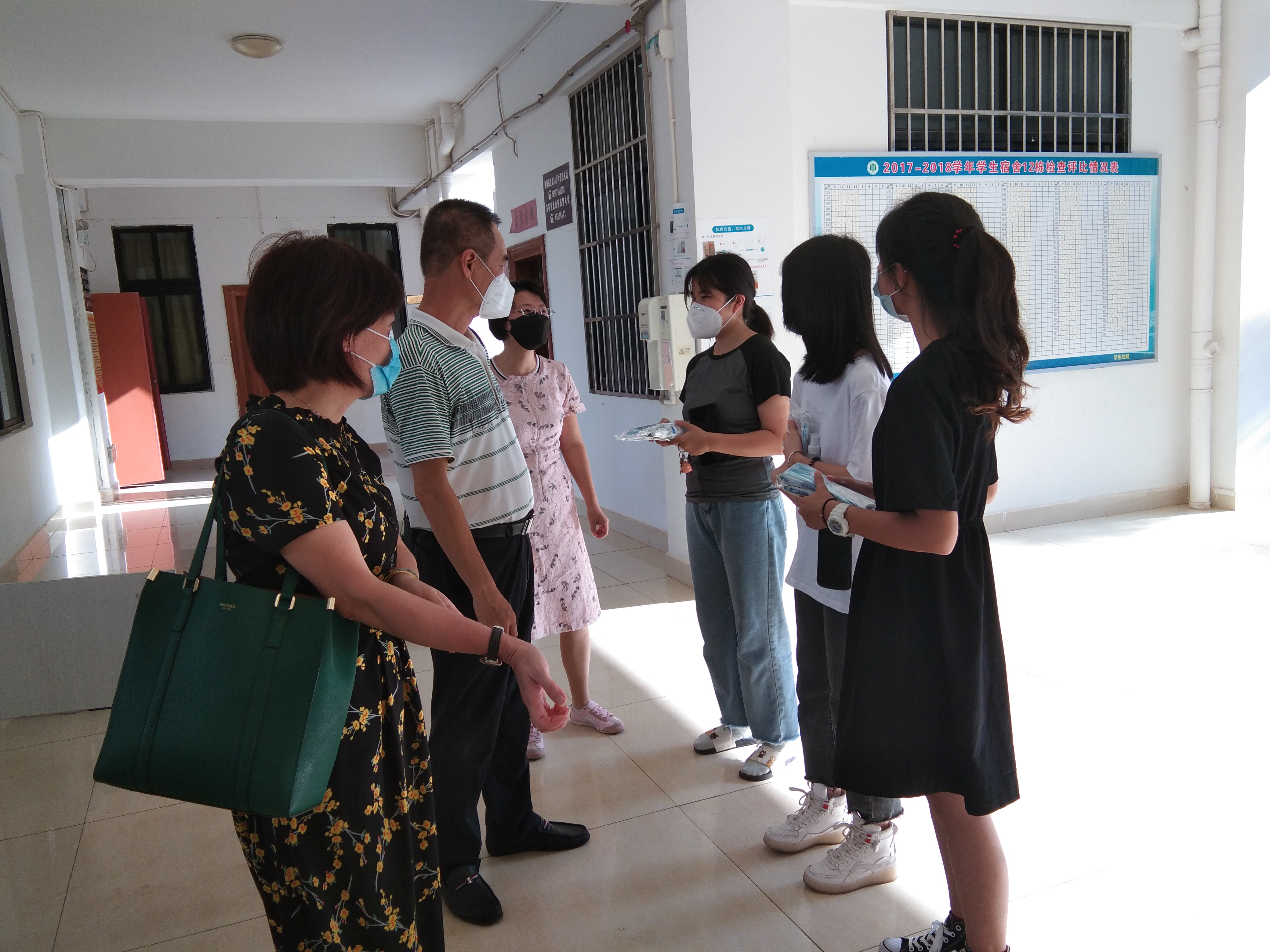 法学院开展走访学生宿舍工作，看望首批返校学子